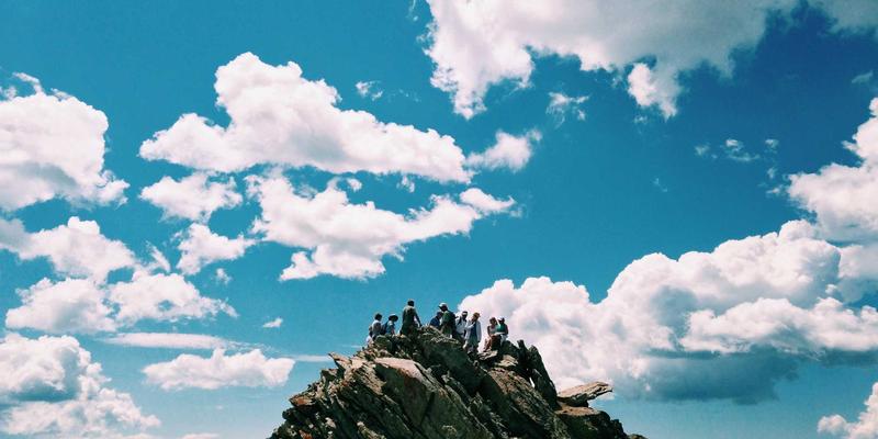 墙面空间革命:15个创意收纳方案,让家大一倍的健康生活哲学